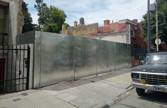 Cerco de Obra con porton doble hoja instalado en construcción en Buenos Aires