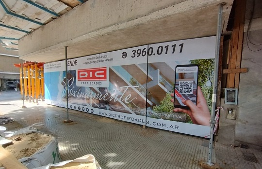 Cerco de Obra con porton corredizo instalado en construcción en Buenos Aires