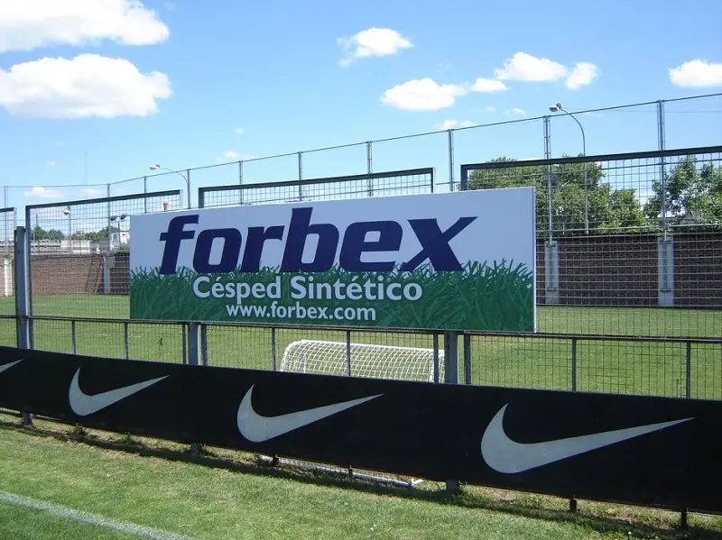 Cartel con estructura metálica