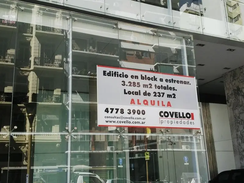 Vinilo promocional pegado sobre vidriera de inmobiliaria